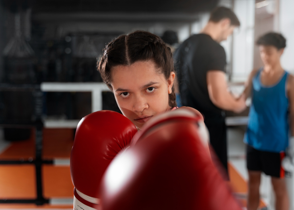 Jongeren kickboks les, meisje aan het trainen.